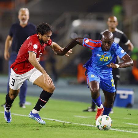 Mohamed Hany, do Egito, e Yoane Wissa, do Congo, em ação durante jogo da Copa Africana das Nações