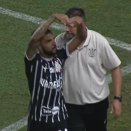 Volante fez uma letra A com as mãos