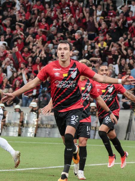 Pablo comemorando o gol do Athletico-PR diante do Maringá na final do Campeonato Paranaense