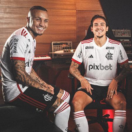 Flamengo: Cebolinha Pedro e Pulgar são modelos em lançamento da camisa 2 de 20224