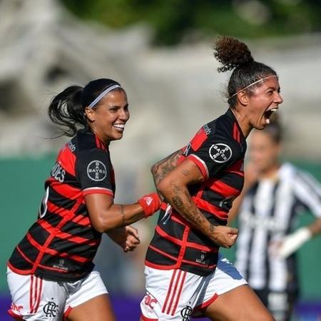 Cristiane comemora seu gol pelo Flamengo contra o Santos, pelo Brasileirão Feminino
