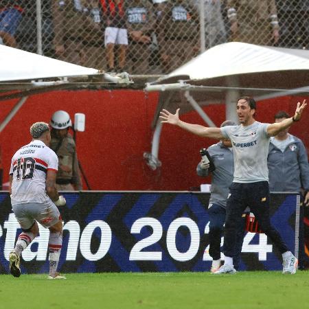 Luciano comemora com Luis Zubeldía após marcar em Vitória x São Paulo