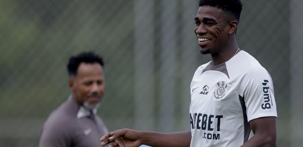 Félix Torres treina normalmente e não preocupa Corinthians após dores no tornozelo.