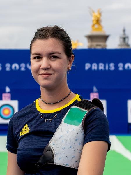 Ana Luiza Caetano, do tiro com arco, em treino para os Jogos Olímpicos de Paris 2024