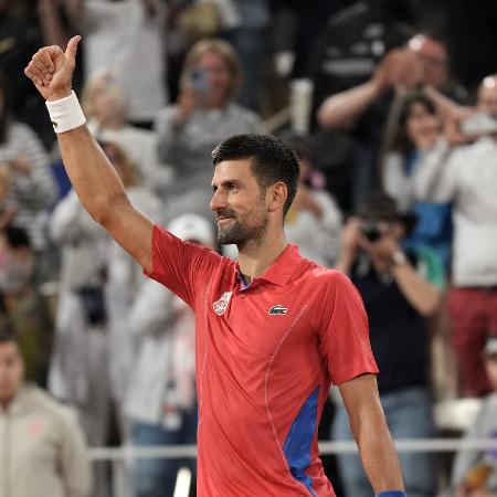 Novak Djokovic celebra vitória nas Oimpíadas de Paris