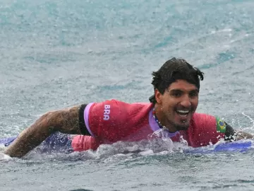 Em mar desafiador, Medina elimina Chumbinho e avança à semi no surfe