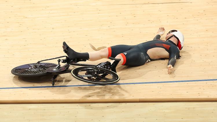 Jack Carlin cai na pista durante prova do ciclismo nas Olimpíadas de Paris