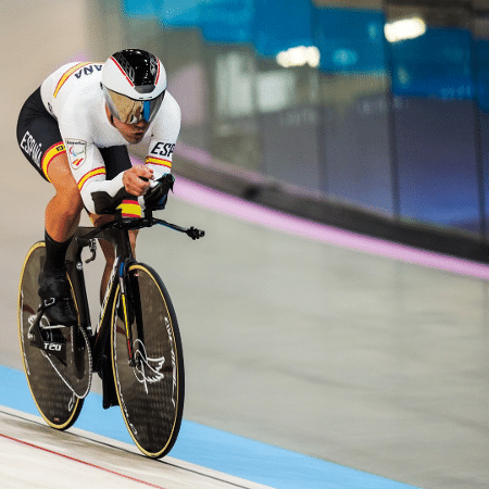 Alfonso Cabello, para-ciclista da categoria C4-C5, durante prova dos Jogos Paralímpicos de 2024, em Paris. 