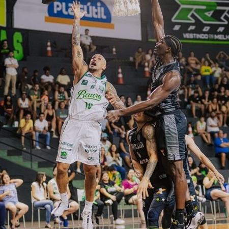 Veterano Alex Garcia em ação na estreia do Bauru contra o Brasília no NBB