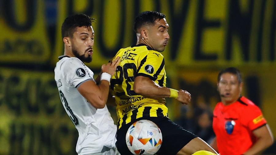 Alex Telles em ação durante Botafogo x Peñarol, duelo da Libertadores