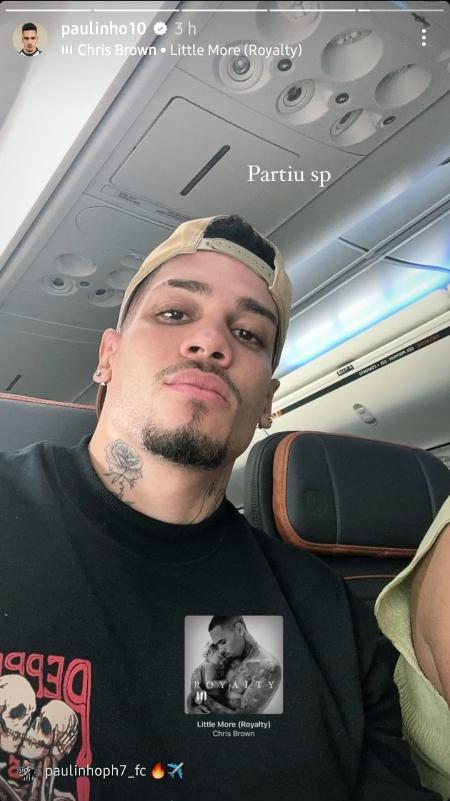 Paulinho, do Atlético-MG, no avião a caminho de São Paulo