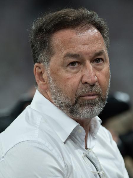 Augusto Melo, presidente do Corinthians, durante jogo contra o Água Santa