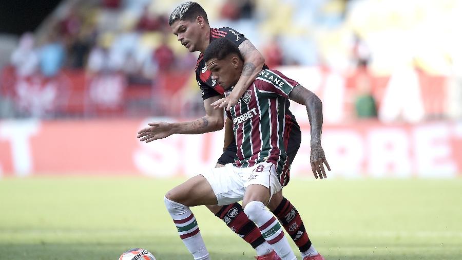 Ayrton Lucas e Riquelme Felipe em ação durante jogo entre Fluminense e Flamengo pelo Campeonato Carioca Ayrton Lucas e Riquelme Felipe em ação durante jogo entre Fluminense e Flamengo pelo Campeonato Carioca