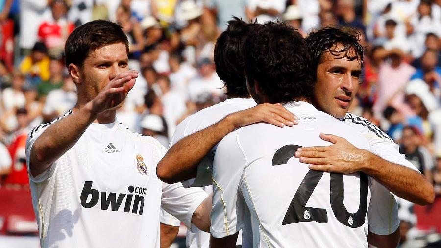 Xabi Alonso (esq.) observa Raúl González abraçar Gonzalo Higuain (20) após gol do Real Madrid contra o DC United, em 2009 Xabi Alonso (esq.) observa Raúl González abraçar Gonzalo Higuain (20) após gol do Real Madrid contra o DC United, em 2009