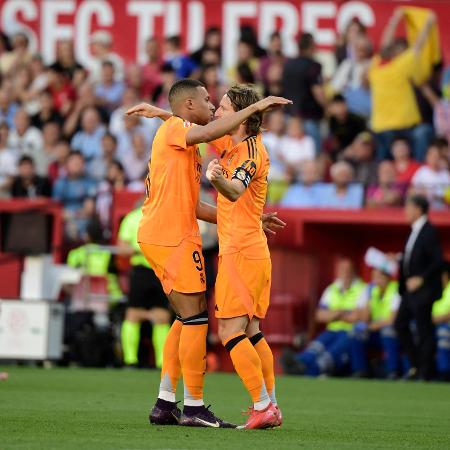Mbappé e Modric celebram gol do Real Madrid sobre o Sevilla, pelo Campeonato Espanhol - CRISTINA QUICLER / AFP