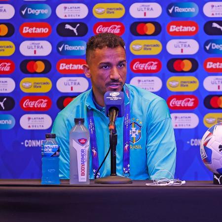 Danilo, em entrevista na seleção brasileira Danilo, em entrevista na seleção brasileira