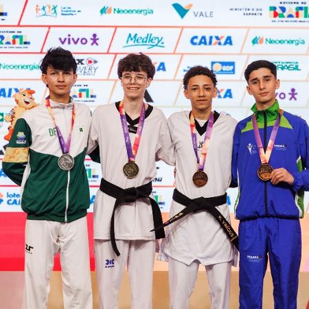 Nicolas Kalkmann (2º da esquerda para a direita) brilhou nos Jogos da Juventude Nicolas Kalkmann (2º da esquerda para a direita) brilhou nos Jogos da Juventude