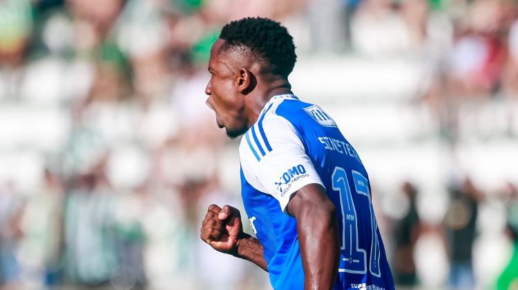 Sinisterra celebra gol do Cruzeiro sobre o Juventude