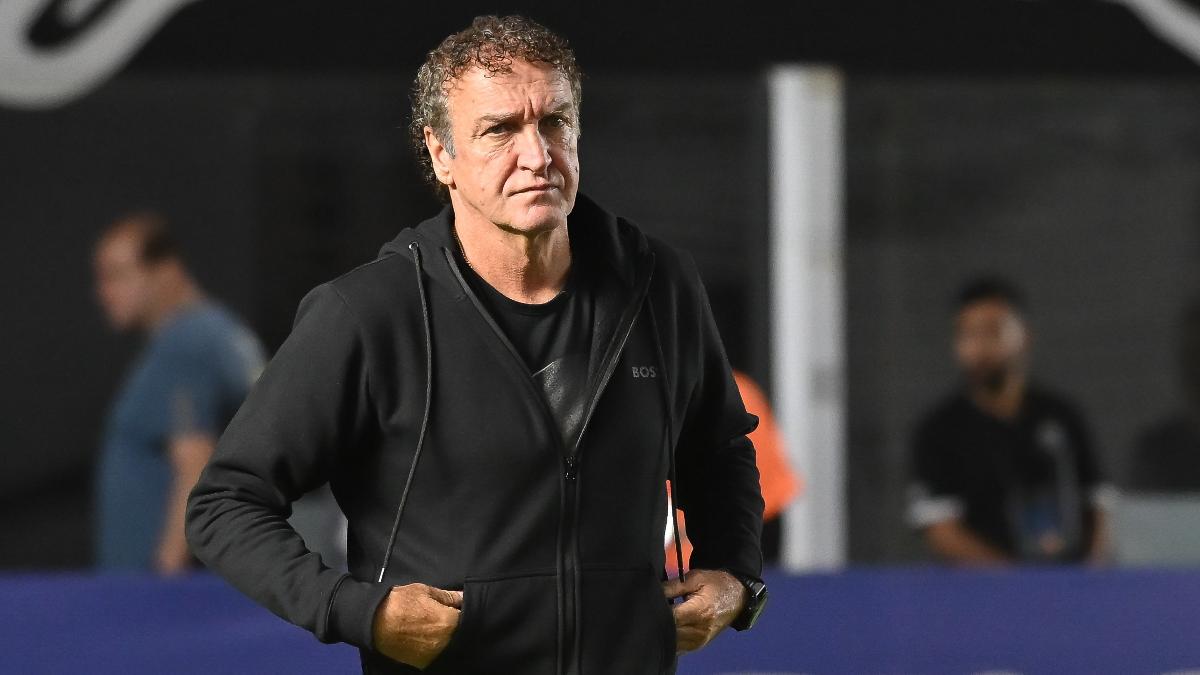 Cuca admite alerta por rebaixamento e cobra o Santos: "Lógico que preocupa"