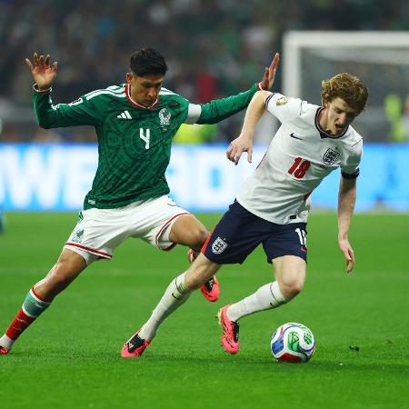 Anthony Gordon e Edson Alvarez durante México x Inglaterra na Copa do Mundo Anthony Gordon e Edson Alvarez durante México x Inglaterra na Copa do Mundo