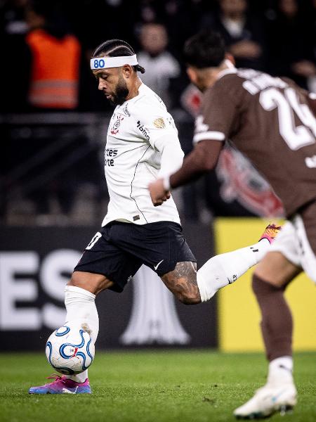 Memphis em ação contra o Platense, pela Libertadores