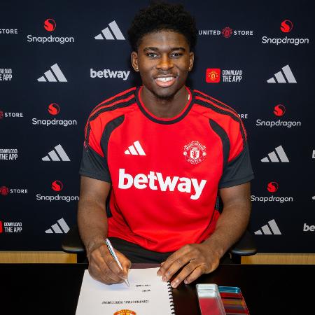 Manchester United anunciou a contratação do volante Carlos Baleba