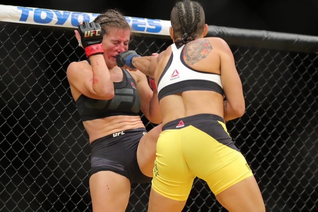Brasileira Amanda Nunes acerta soco na cara de Miesha Tate na disputa de cinturão do peso galo no UFC 200 - Rey Del Rio/Getty Images/AFP