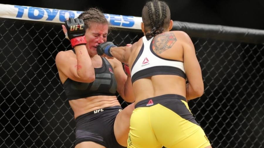 Brasileira Amanda Nunes acerta soco na cara de Miesha Tate na disputa de cinturão do peso galo no UFC 200 - Rey Del Rio/Getty Images/AFP
