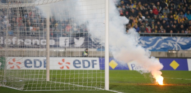 Sinalizador em Sochaux x PSG - Vincent Kessler/Reuters - Vincent Kessler/Reuters
