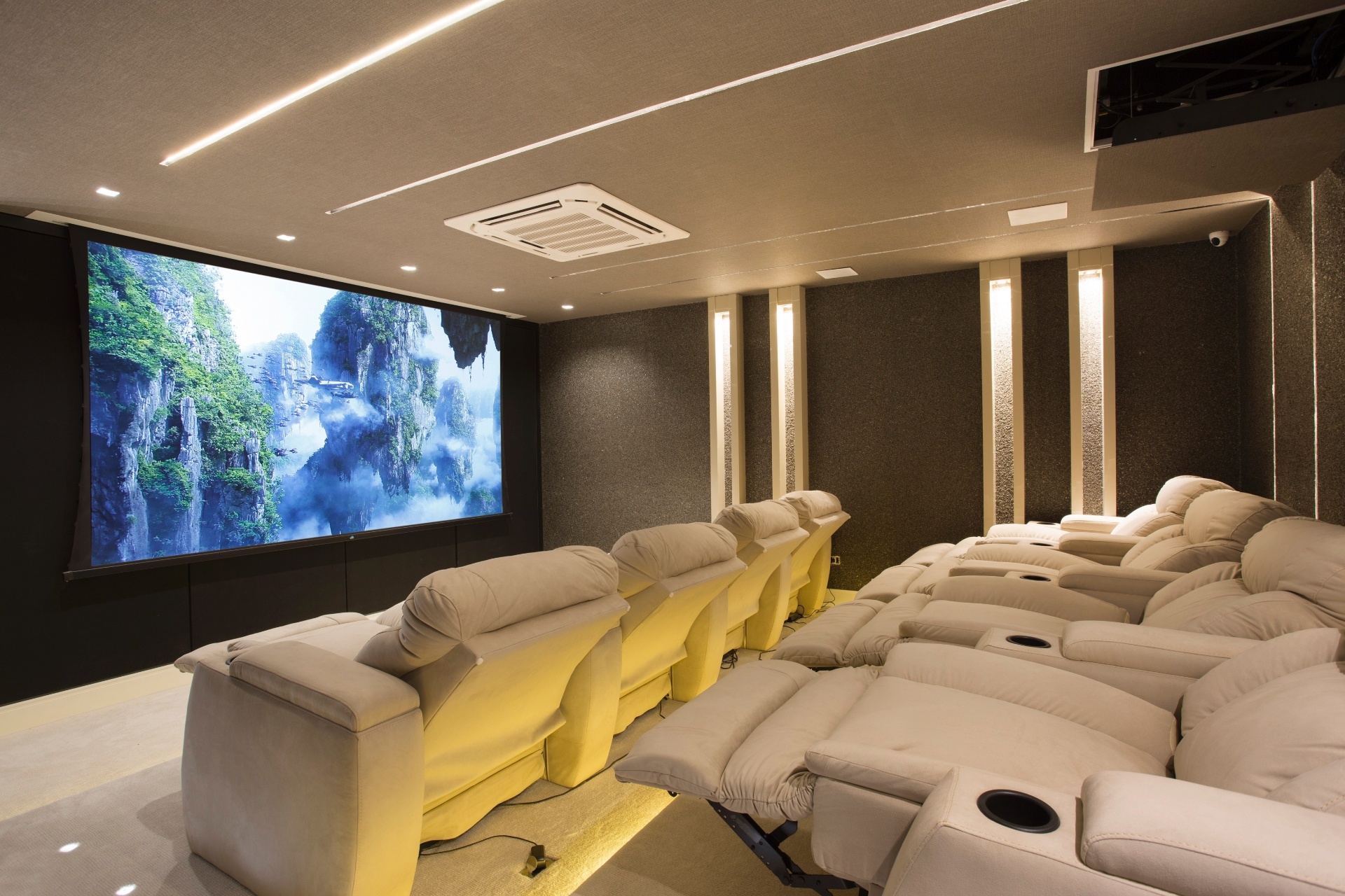 Outro ambiente que se destaca na casa é a sala de cinema. No cômodo, foram colocadas poltronas espaçosas e utilizados tons escuros na parede para dar um clima mais intimista com cara de cinema - Divulgação