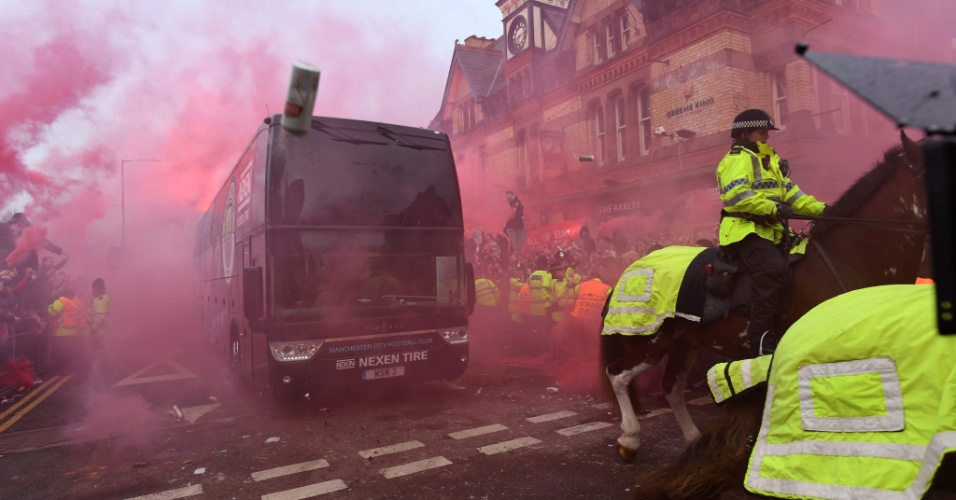 Lata de cerveja é arremessada em direção ao ônibus do Manchester City antes de jogo com o Liverpool