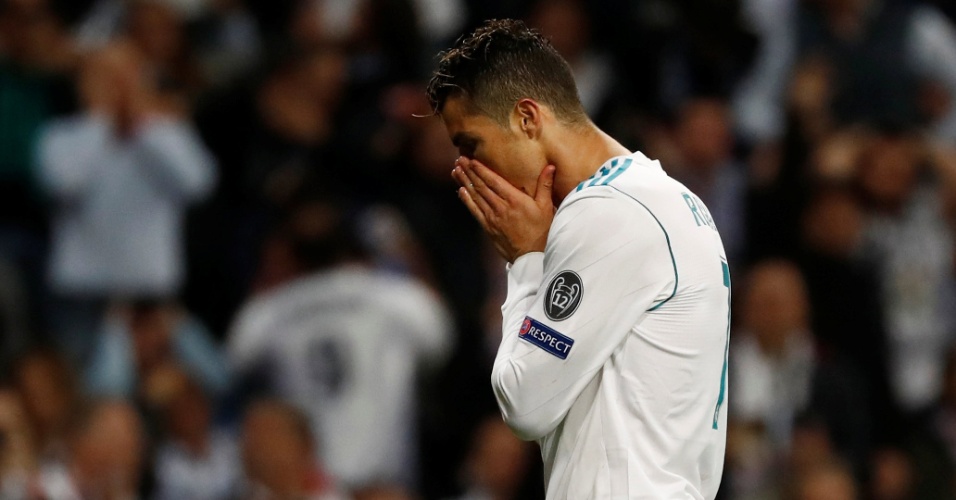 Cristiano Ronaldo lamenta chance clara de marcar o terceiro gol do Real Madrid 
