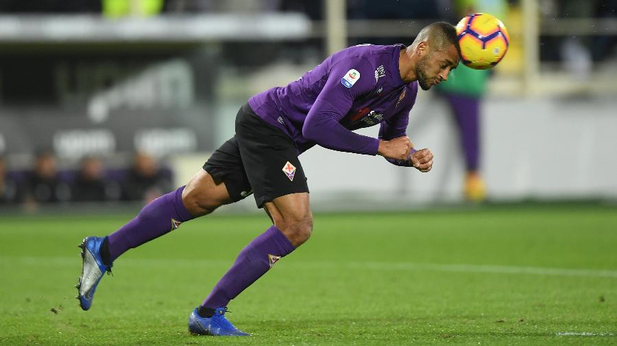 Zagueiro Vitor Hugo em ação pela Fiorentina na última temporada - ALBERTO LINGRIA/REUTERS