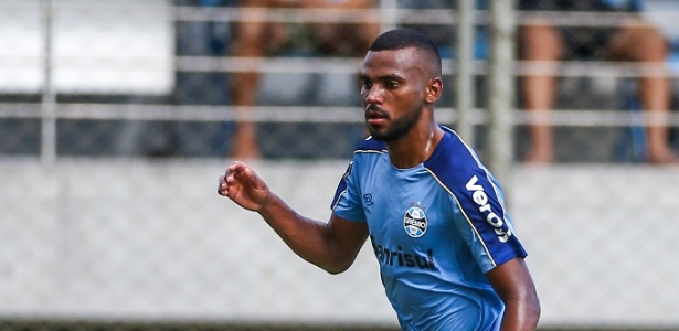 Leonardo tem Léo Moura como tutor ao mesmo tempo em que disputa posição no time titular - Lucas Uebel/Grêmio