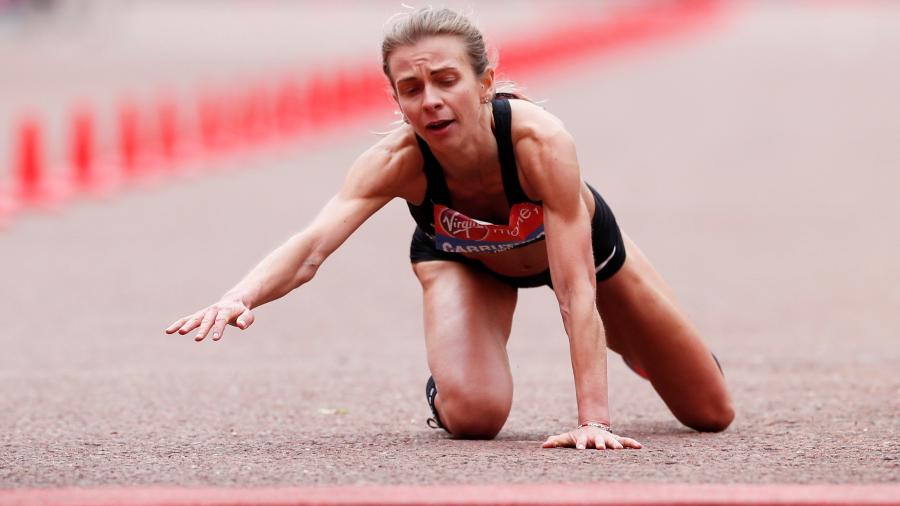 Hayley Carruthers completa Maratona de Londres de joelhos - Paul Childs/Reuters