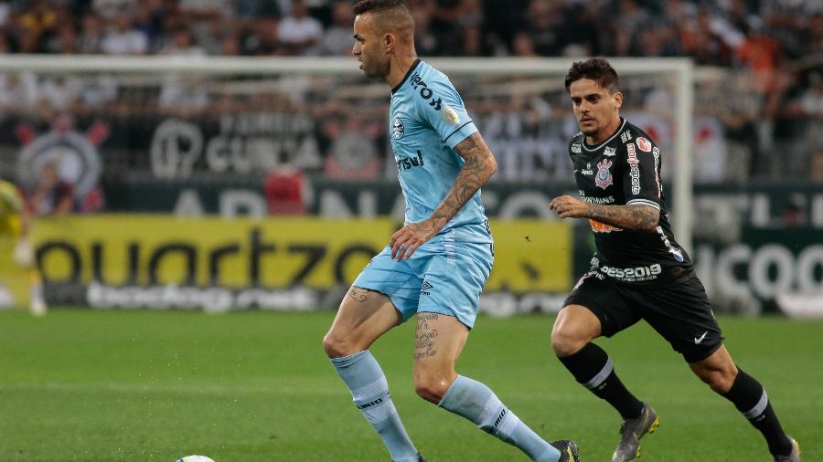Fagner marca Luan na partida Corinthians x Grêmio pelo 1º turno do Campeonato Brasileiro 2019 - Marcello Zambrana/AGIF