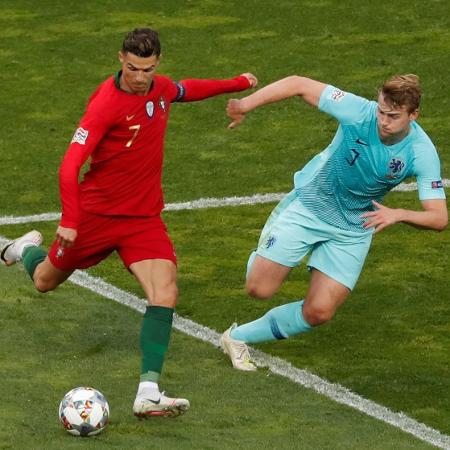 Cristiano Ronaldo e De Ligt durante duelo Portugal x Holanda na Nations League: Turner fechou parceria com YouTube - Susana Vera/Reuters