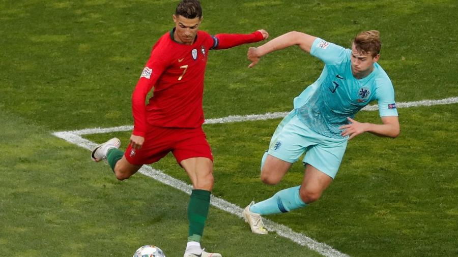 Cristiano Ronaldo e De Ligt durante duelo Portugal x Holanda - Susana Vera/Reuters