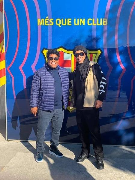 Assis com o irmão Ronaldinho Gaúcho na sede do Barcelona - Reprodução/Instagram