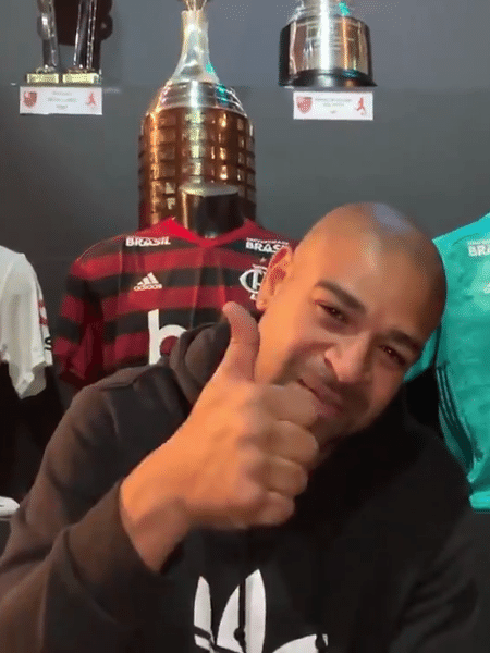 Adriano visita Flamengo e grava mensagem desejando sorte ao time - divulgação/Flamengo