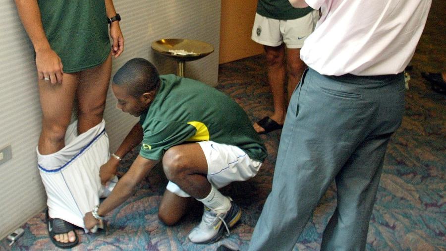 Robinho abaixa calção de Diego durante preparação em 2004: da irreverência às críticas  - AFP PHOTO/VANDERLEI ALMEIDA