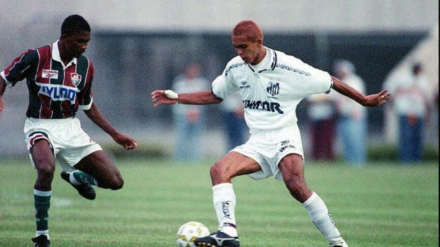 Giovanni controla a bola na vitória do Santos sobre o Fluminense pelo Brasileirão de 1995 - Arquivo/Folha Imagem