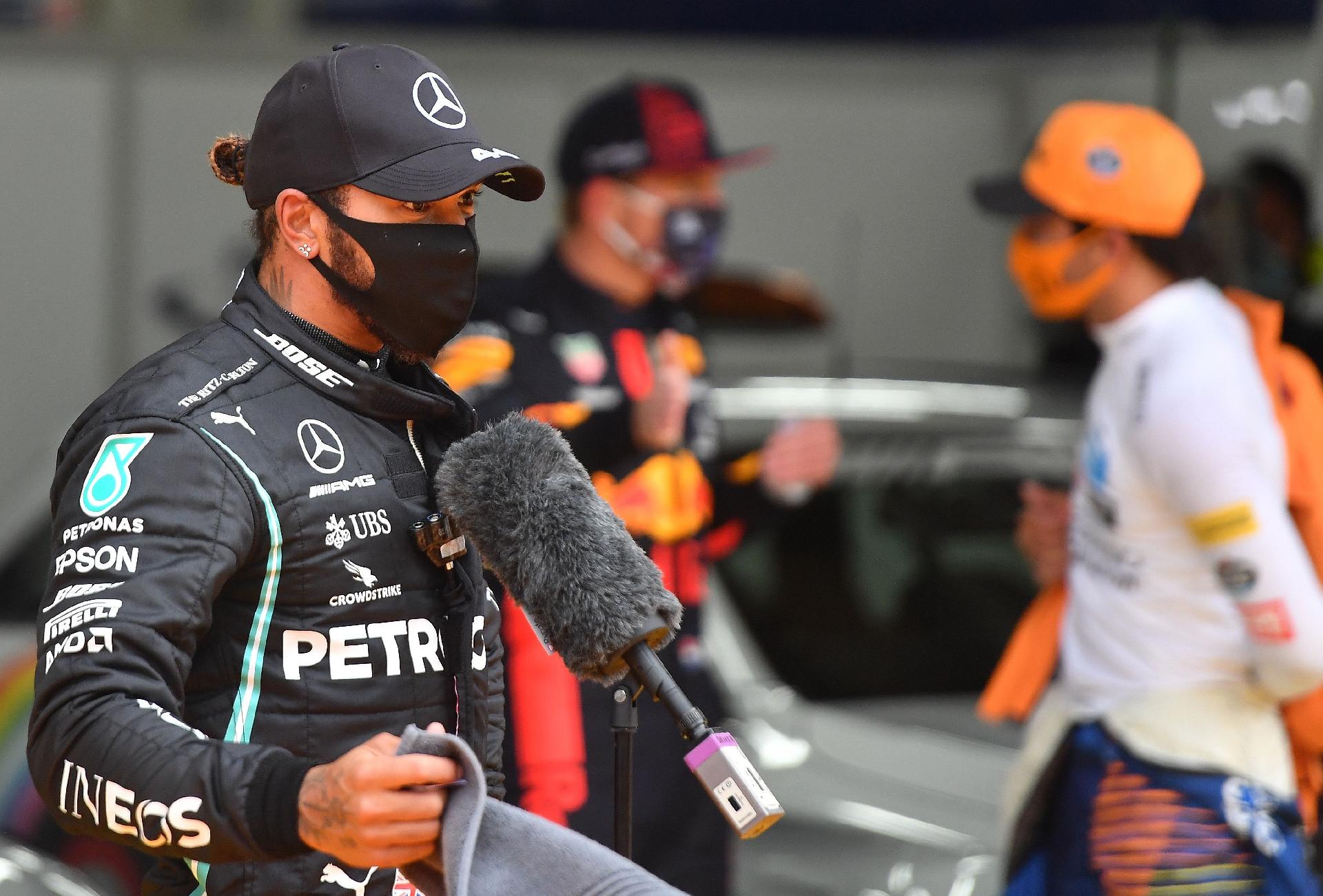 Lewis Hamilton conquistou a pole position em treino classificatório sob muita chuva para o GP da Estíria - JOE KLAMAR / POOL / AFP