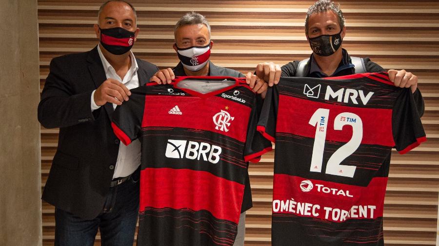 Domènec Torrent (centro) recebe de Marcos Braz (esquerda) e Bruno Spindel a camisa do Flamengo na chegada ao Rio de Janeiro - Alexandre Vidal/Flamengo/Divulgação