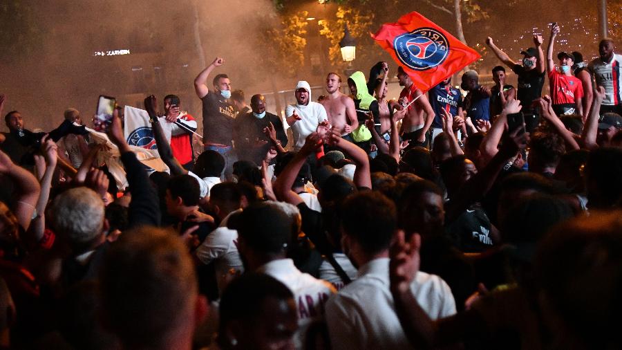 Torcedores do PSG comemoraram vaga à final da Champions com aglomeração na Champs-Élysées - Julien Mattia/Anadolu Agency via Getty Images