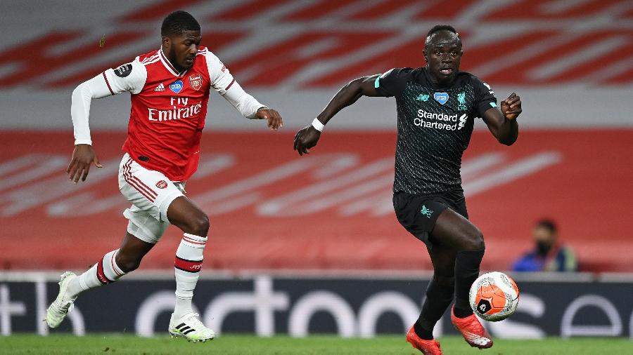 Sadio Mané, do Liverpool, e Ainsley Maitland-Niles, do Arsenal, que se enfrentam pela Supercopa da Inglaterra - Shaun Botterill/Getty Images