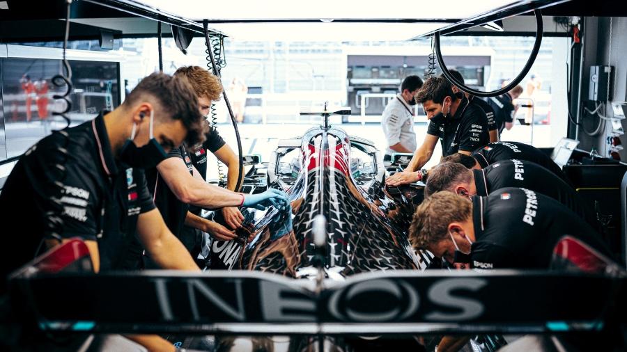 Mecânicos da Mercedes trabalham no carro antes de sessão de treinos livres em Sochi - Sebastian Kawka/Mercedes