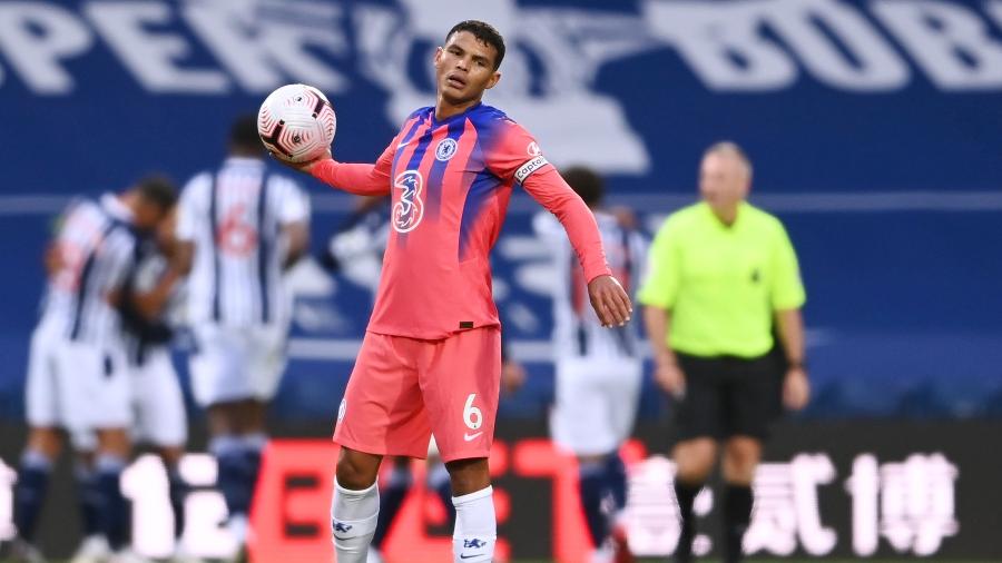 Thiago Silva durante West Bromwich x Chelsea; falha em sua estreia no Campeonato Inglês - Laurence Griffiths/Reuters
