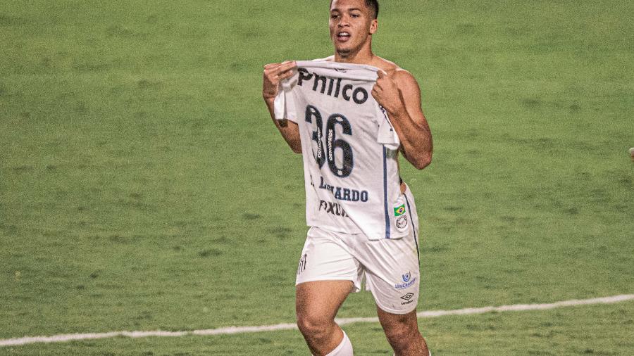 Marcos Leonardo, do Santos, celebra o primeiro gol marcado como profissional - Heber Gomes/AGIF