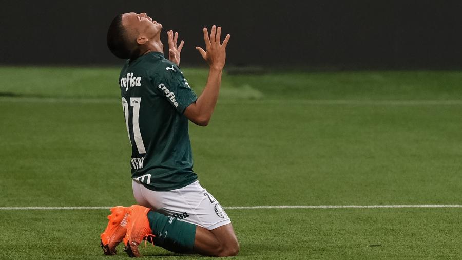 Gabriel Veron comemora gol marcado pelo Palmeiras contra o Red Bull Bragantino em jogo da Copa do Brasil 2020 - Marcello Zambrana/AGIF